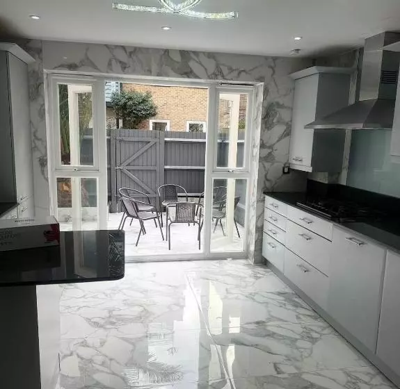 ペンション Tina Guest House