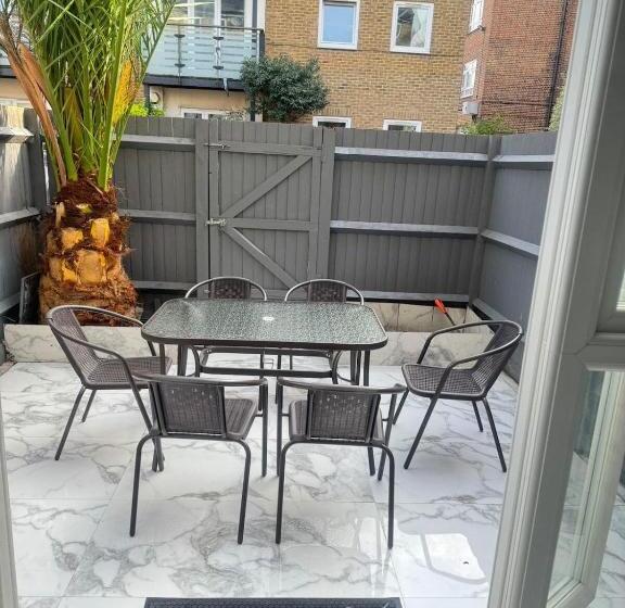 پانسیون Tina Guest House