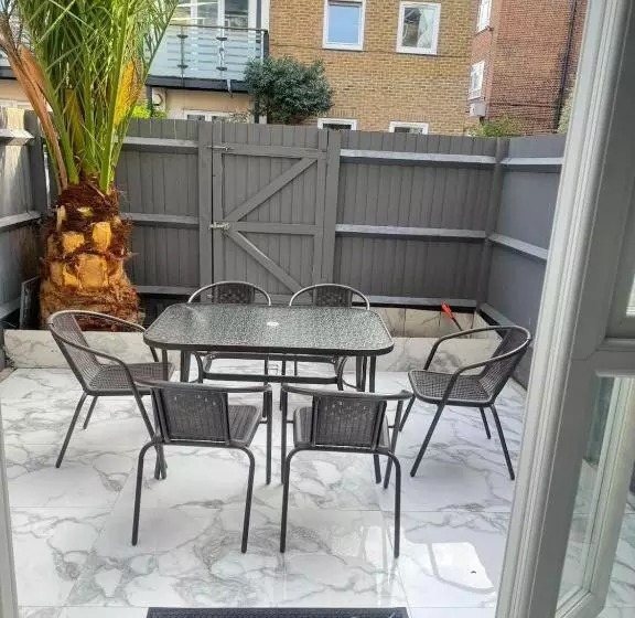 ペンション Tina Guest House