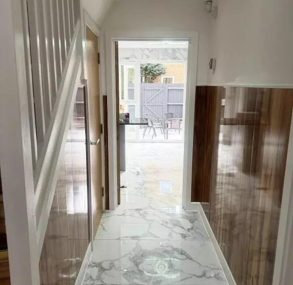 ペンション Tina Guest House