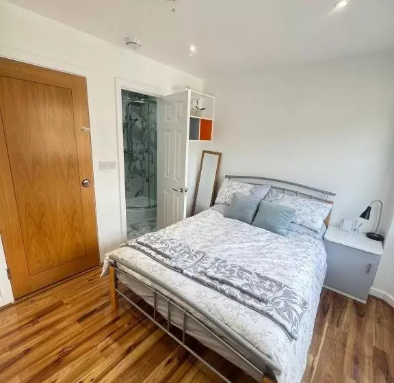 ペンション Tina Guest House