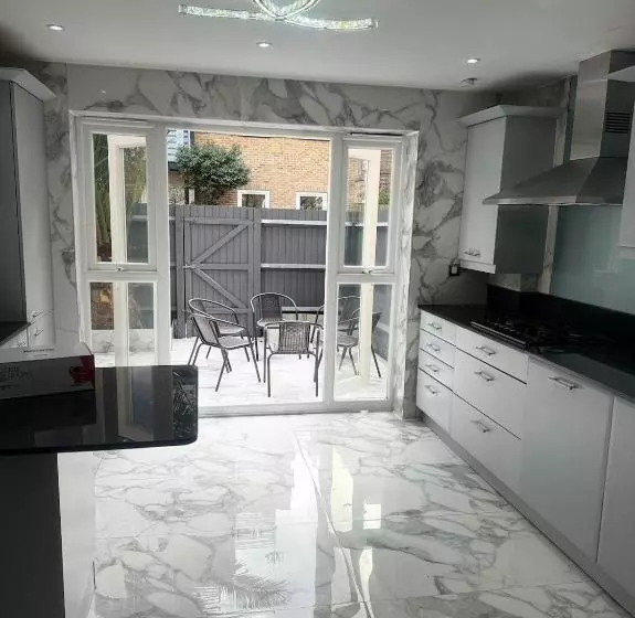 ペンション Tina Guest House