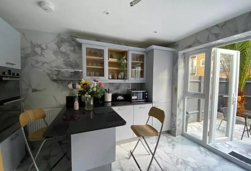 ペンション Tina Guest House