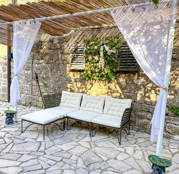 تختخواب و صبحانه Serenita Stone House