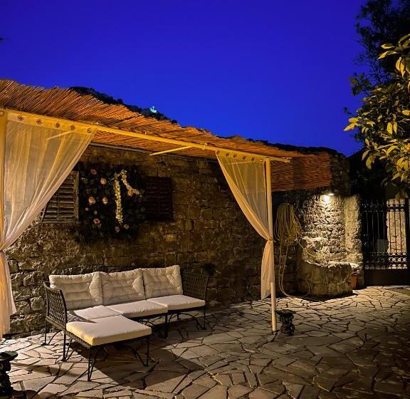 تختخواب و صبحانه Serenita Stone House