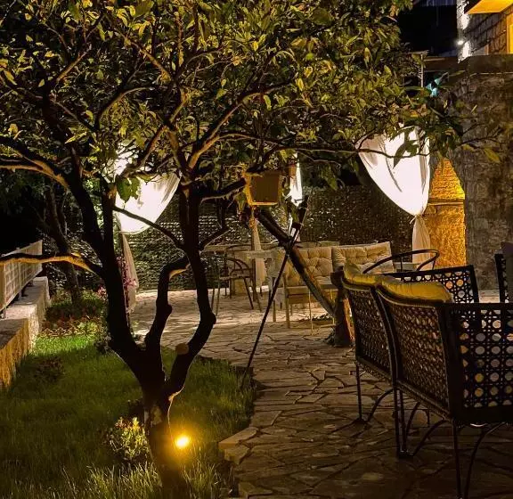 تختخواب و صبحانه Serenita Stone House