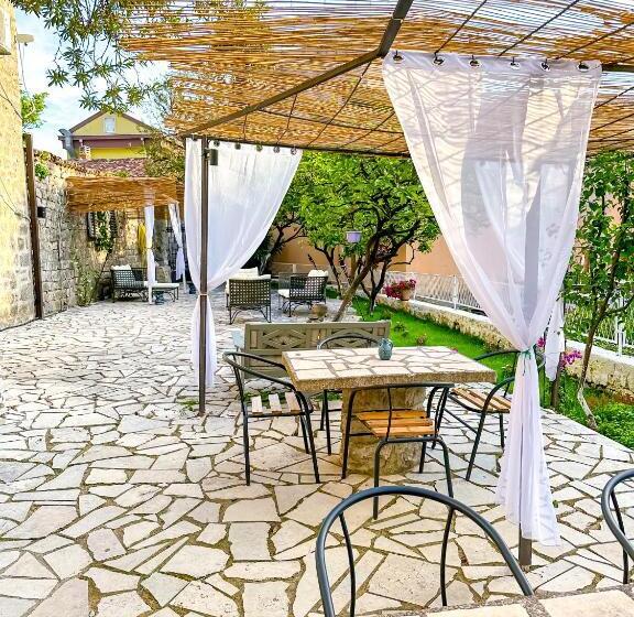 تختخواب و صبحانه Serenita Stone House