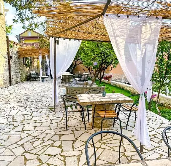 تختخواب و صبحانه Serenita Stone House