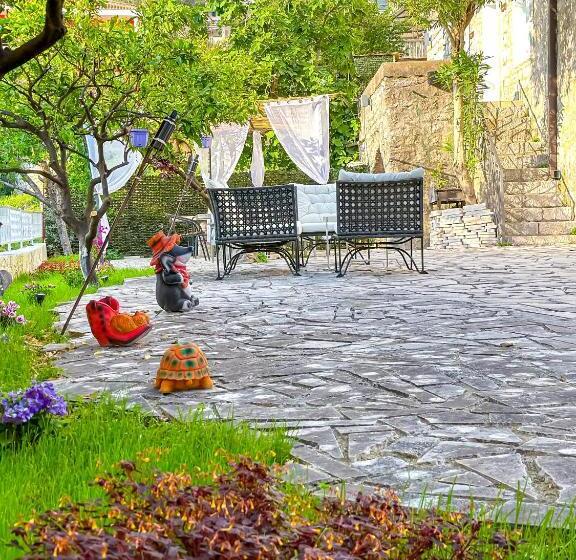 تختخواب و صبحانه Serenita Stone House