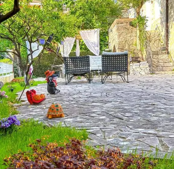 تختخواب و صبحانه Serenita Stone House