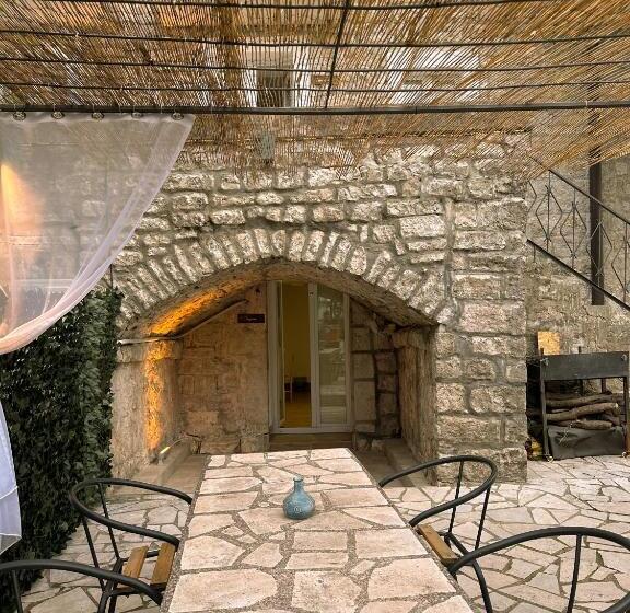 تختخواب و صبحانه Serenita Stone House