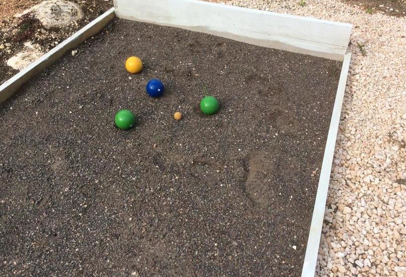 هتل Castaways Villa