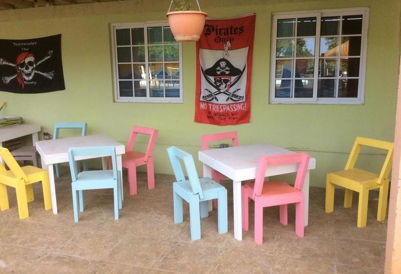 هتل Castaways Villa