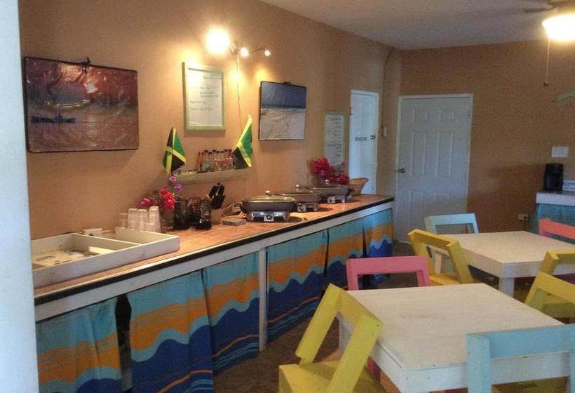 هتل Castaways Villa