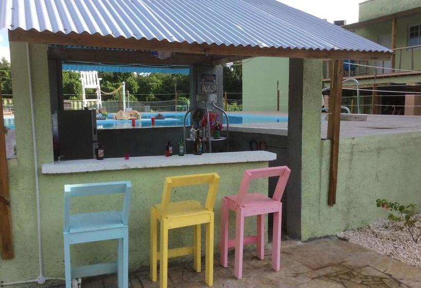 هتل Castaways Villa