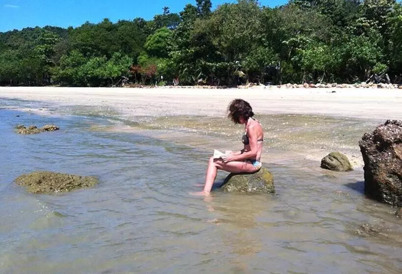 پانسیون Bonhomie Beach Cottage