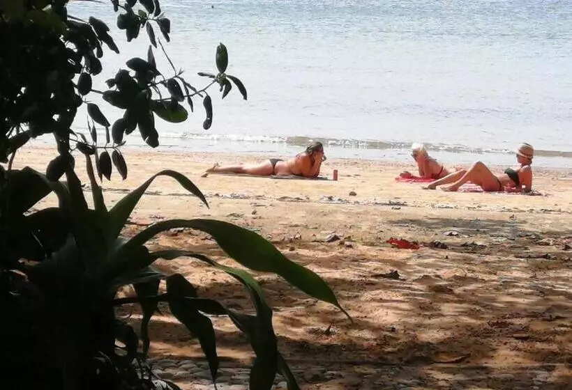 پانسیون Bonhomie Beach Cottage