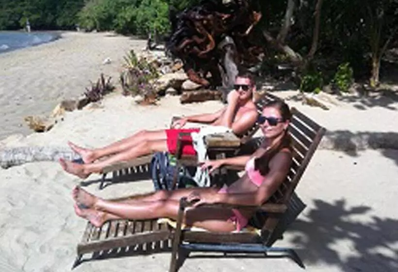 پانسیون Bonhomie Beach Cottage