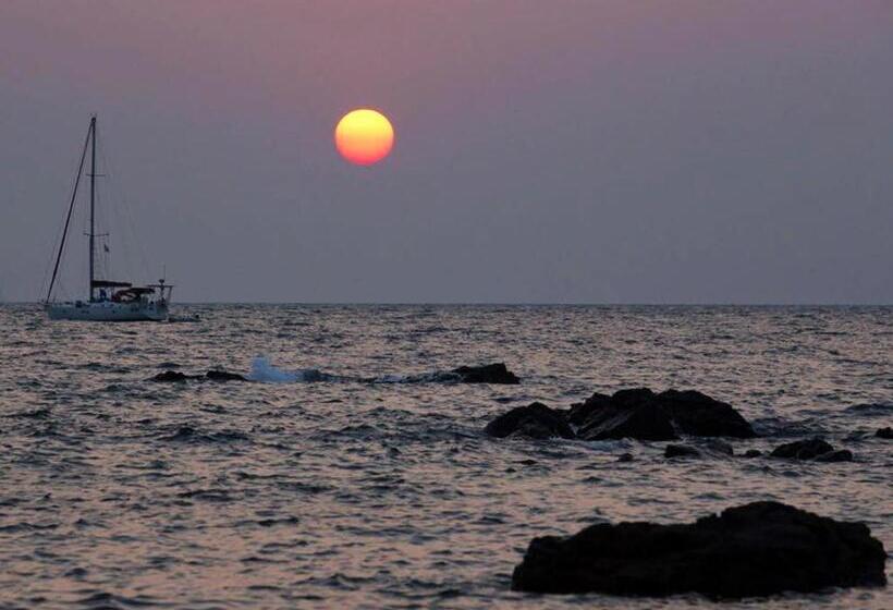 Пансион Bonhomie Beach Cottage
