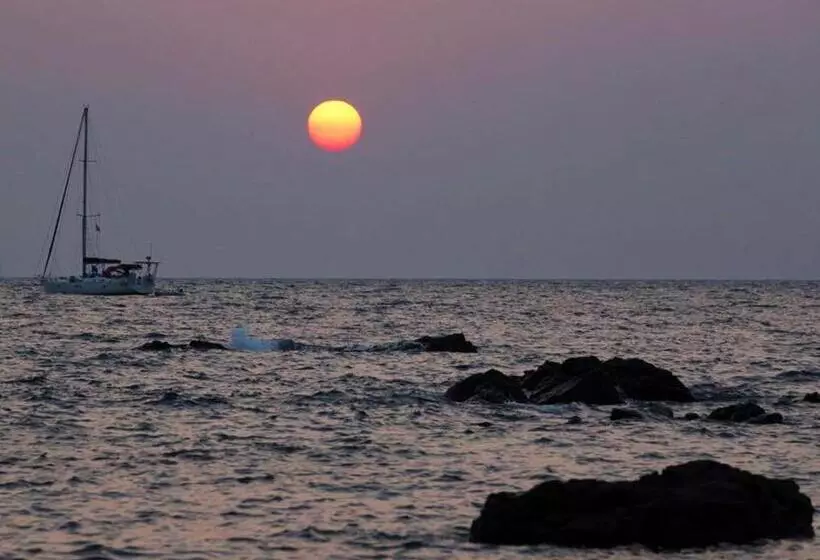 پانسیون Bonhomie Beach Cottage
