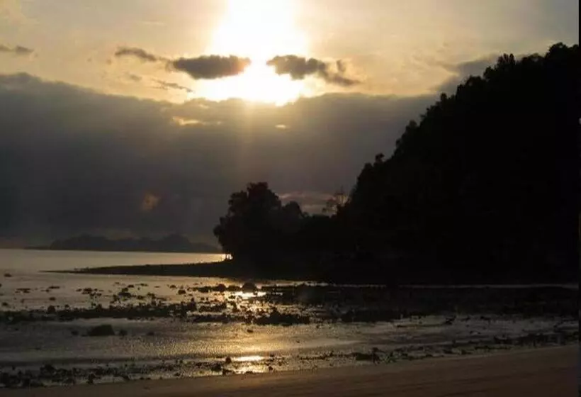 پانسیون Bonhomie Beach Cottage
