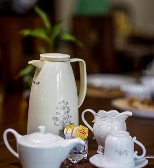 تختخواب و صبحانه Three Shades