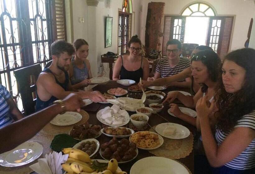 تختخواب و صبحانه Three Shades