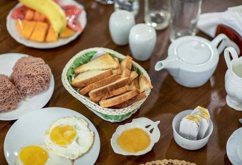 تختخواب و صبحانه Three Shades