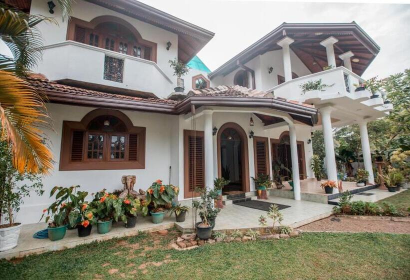 تختخواب و صبحانه Three Shades