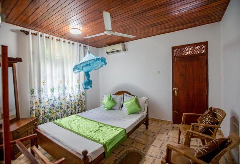 تختخواب و صبحانه Three Shades