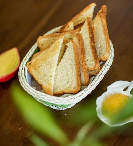 تختخواب و صبحانه Three Shades