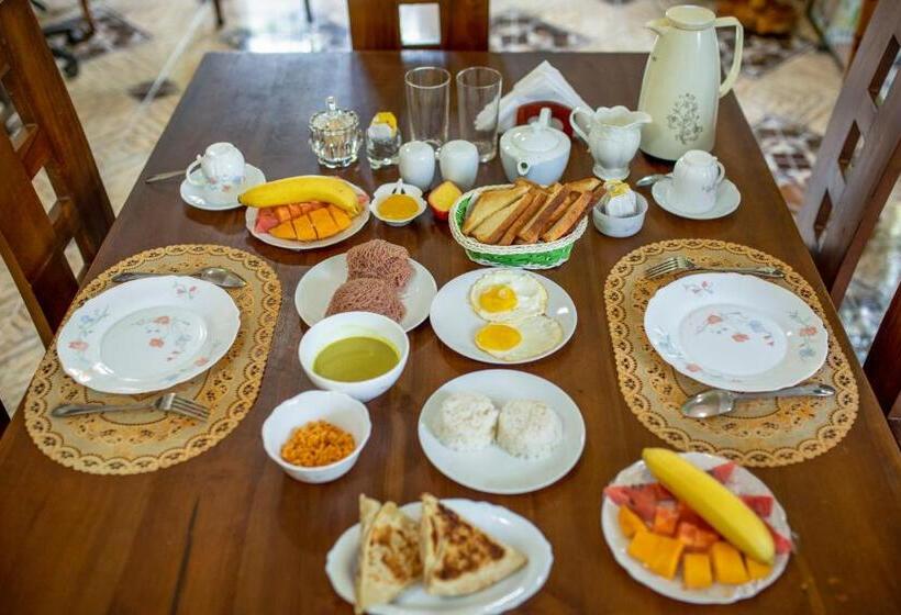 تختخواب و صبحانه Three Shades