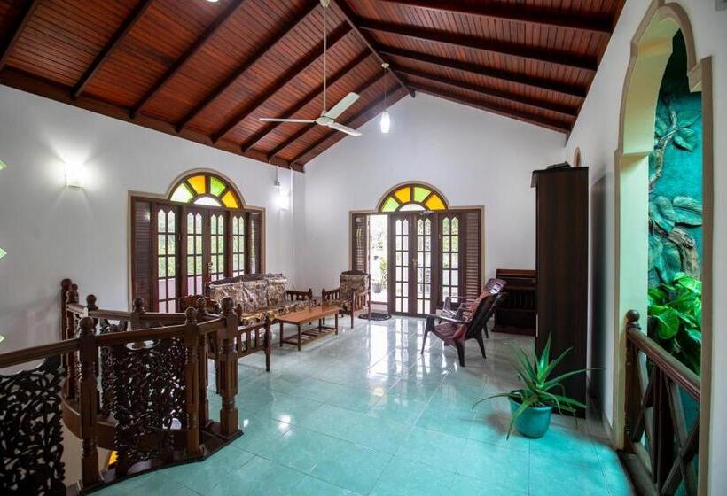 تختخواب و صبحانه Three Shades