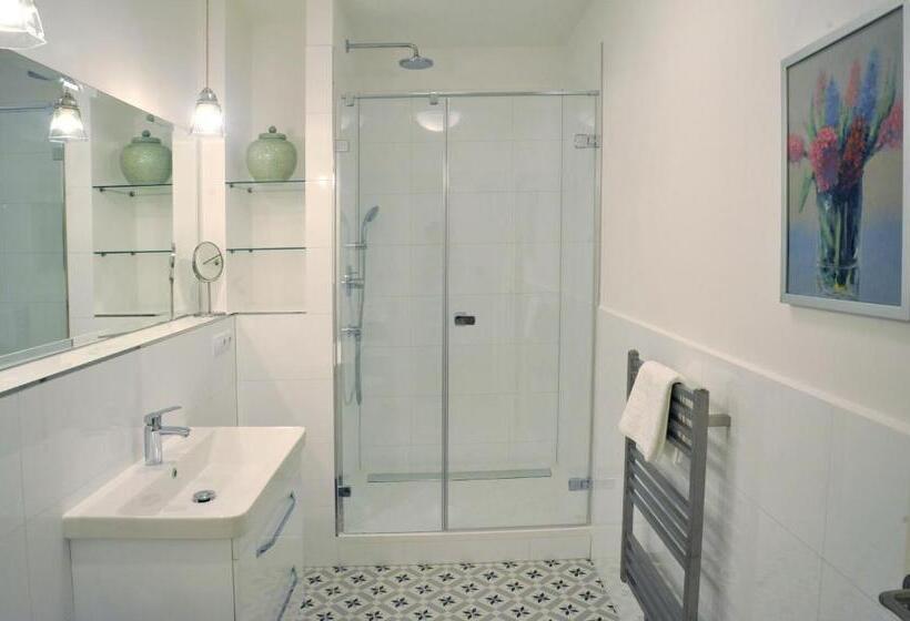 مبيت وإفطار Galerie Suites