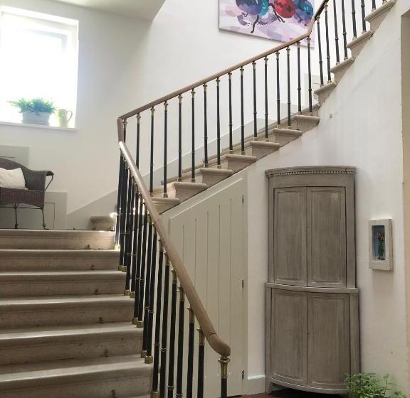 مبيت وإفطار Galerie Suites