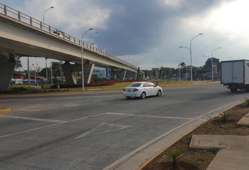 هاستل La Arboleda