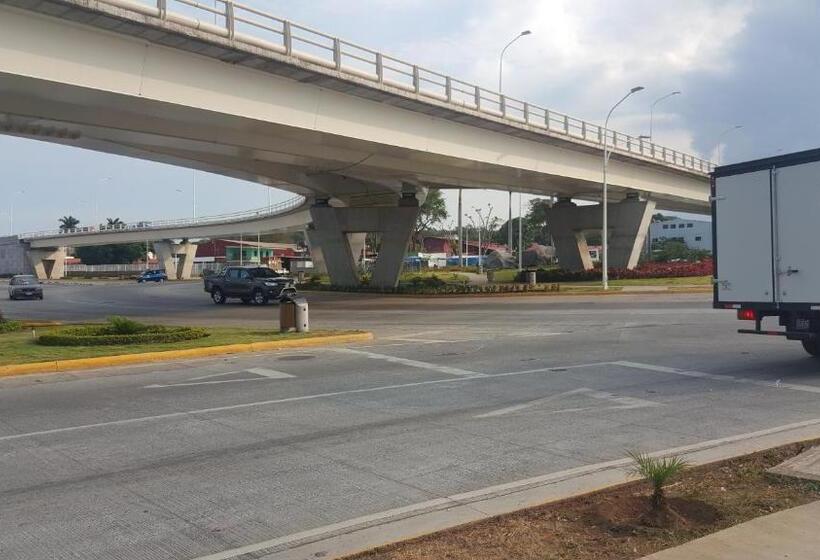 هاستل La Arboleda