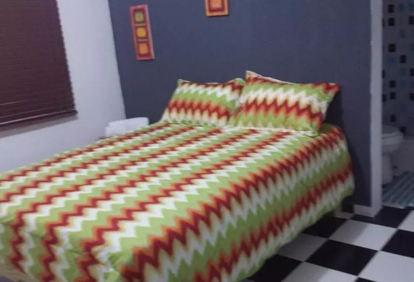 هتل Aarony House
