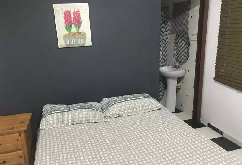 هتل Aarony House