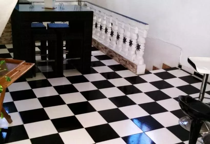 هتل Aarony House