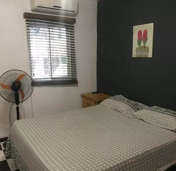 هتل Aarony House