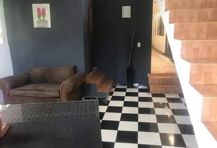 هتل Aarony House