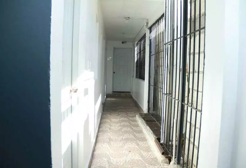 هتل Aarony House