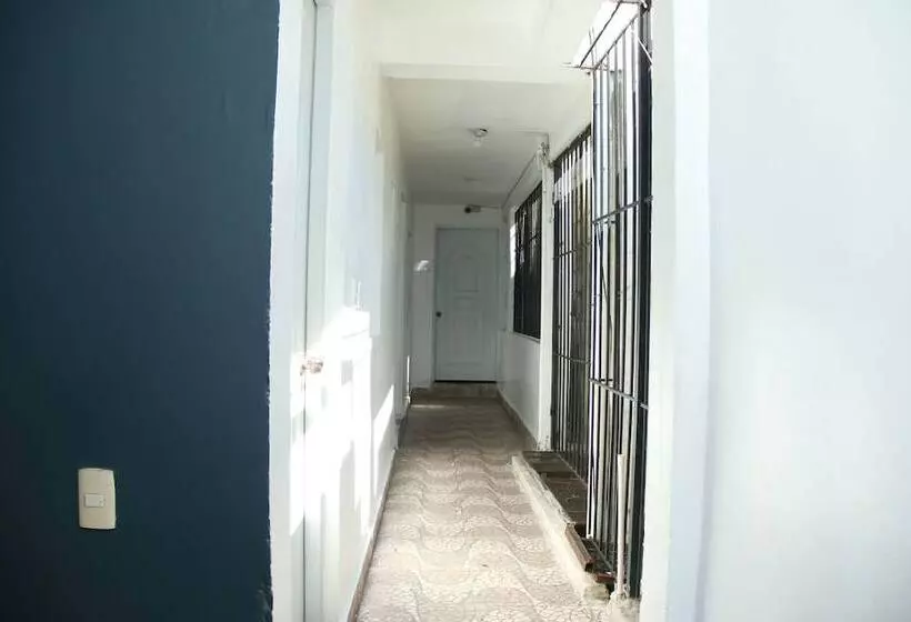 هتل Aarony House