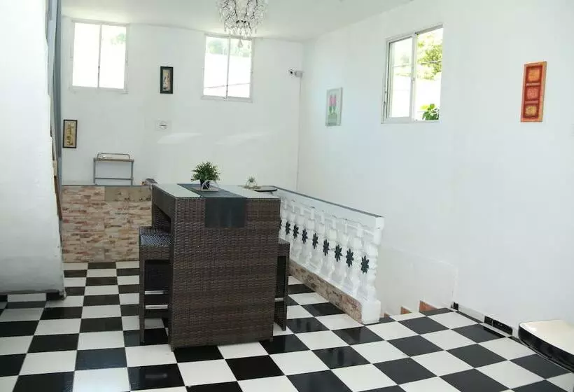 هتل Aarony House