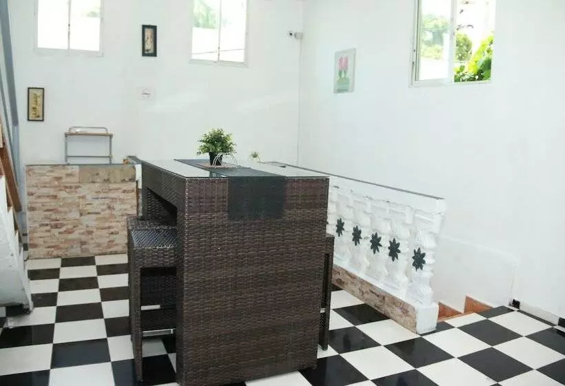 هتل Aarony House