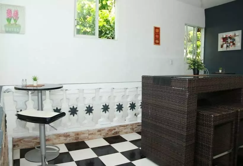 هتل Aarony House