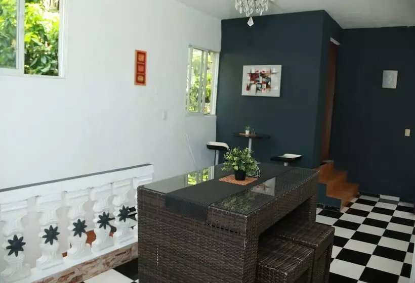 هتل Aarony House