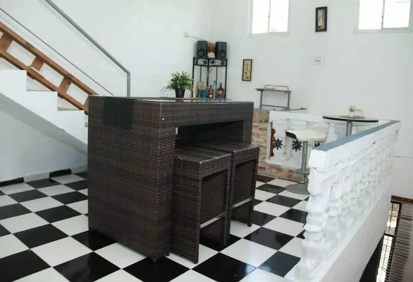 هتل Aarony House