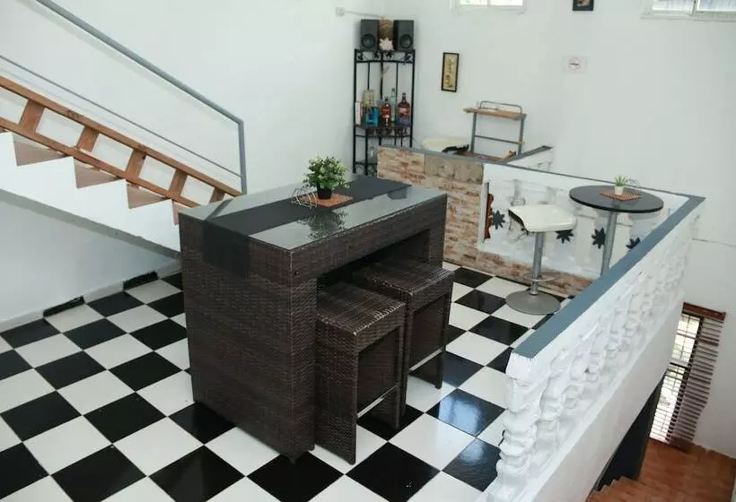 هتل Aarony House